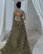 ⁦فستان سهرة "زيتوني" فاخر بدانتيل فرنسي وكشكش درامي⁩ - الصورة ⁦2⁩