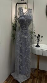 ⁦فستان سهرة خمري فاخر مطرز⁩ - الصورة ⁦4⁩