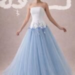 فستان سهرة زيتوني دانتيل بياقة أوف شولدر وذيل ممتد.