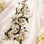 بانوه بتراكيب ورود اصليه بدرجة زمردي، أسود وذهب