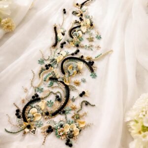 بانوه بتراكيب ورود اصليه بدرجة زمردي، أسود وذهب