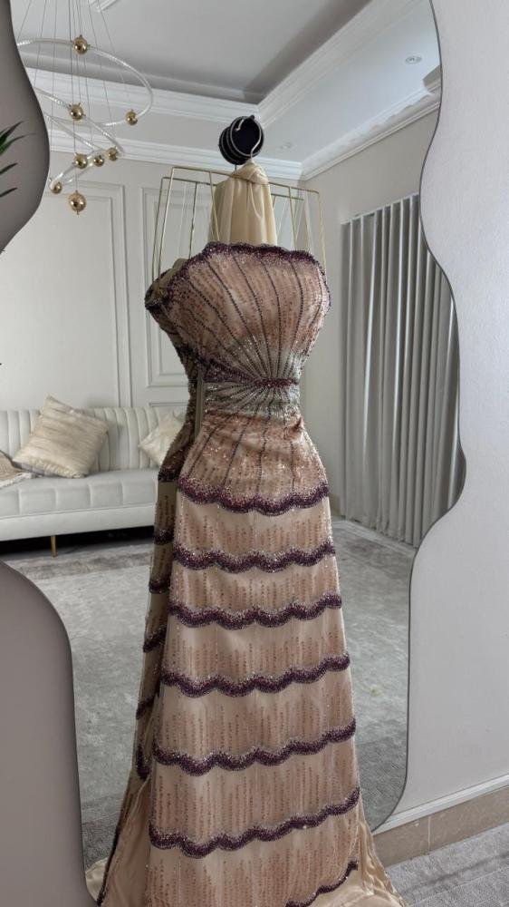 589aa806-927e-4fe8-879f-21c411fd809e-562.5x1000-M4rCTeEG3aGjom2zpHRzFKnrmKZC4VJUAZMKkM8q.jpg فستان سهرة نيود مطرز بتصميم كورسيه فاخر - الصورة 1