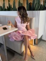 ⁦فستان سهرة وردي ناعم بقصة كتف واحد أنيقة⁩ - الصورة ⁦2⁩