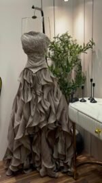 ⁦فستان سهرة فخم طبقات شيفون بتطريز يدوي وقصة كورسيه⁩ - الصورة ⁦3⁩
