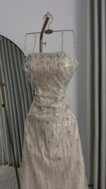 ⁦فستان سهرة نيود ملكي مرصع بالكريستال واللؤلؤ⁩ - الصورة ⁦3⁩