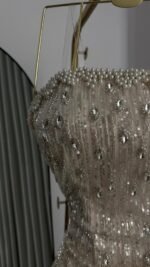 ⁦فستان سهرة نيود ملكي مرصع بالكريستال واللؤلؤ⁩ - الصورة ⁦2⁩