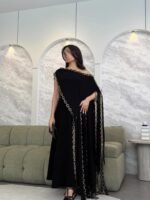 ⁦فستان سهرة أسود فاخر بتفاصيل سلاسل ذهبية⁩ - الصورة ⁦2⁩