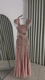 ⁦فستان سهرة وردي ملكي مرصع بالكريستال⁩ - الصورة ⁦2⁩