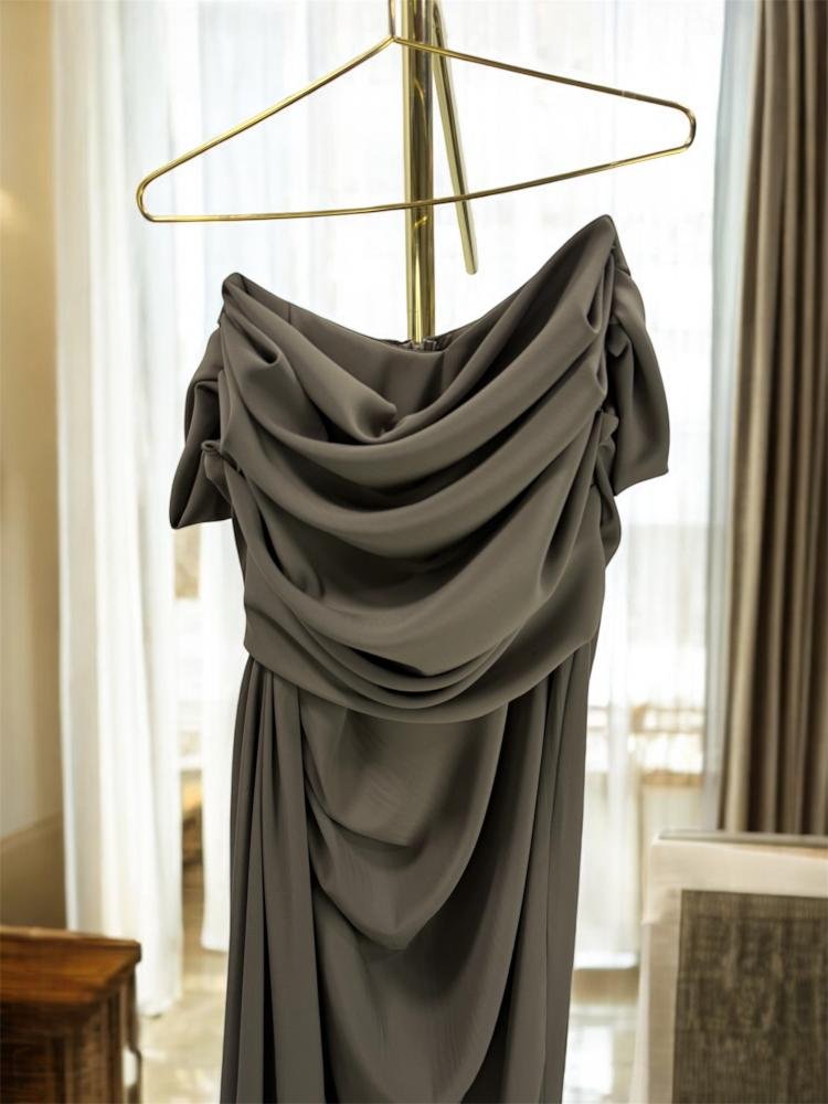 727204e4-a31a-48bd-a2c3-816fb6c7996d-750x1000-uWQTZqPGSOhjIutfYb3wUlVUMerk81C3aKikAryN.jpg فستان جوخ بصدرية مطرزة - الصورة 1