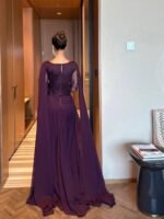 ⁦فستان سهرة بنفسجي فاخر بكاب انسيابي ودانتيل راقي⁩ - الصورة ⁦4⁩