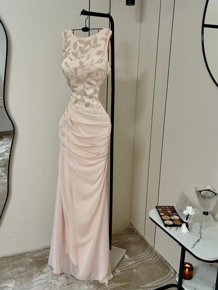 773389e7-4657-4a67-9039-6cca96f815b0-750x1000-FUM3Z2zTfDieJdziHNKTQoOAaYWbDFQwu98RrpPM.jpg فستان انيق وناعم - الصورة 1
