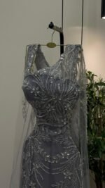 ⁦فستان سهرة خمري فاخر مطرز⁩ - الصورة ⁦2⁩