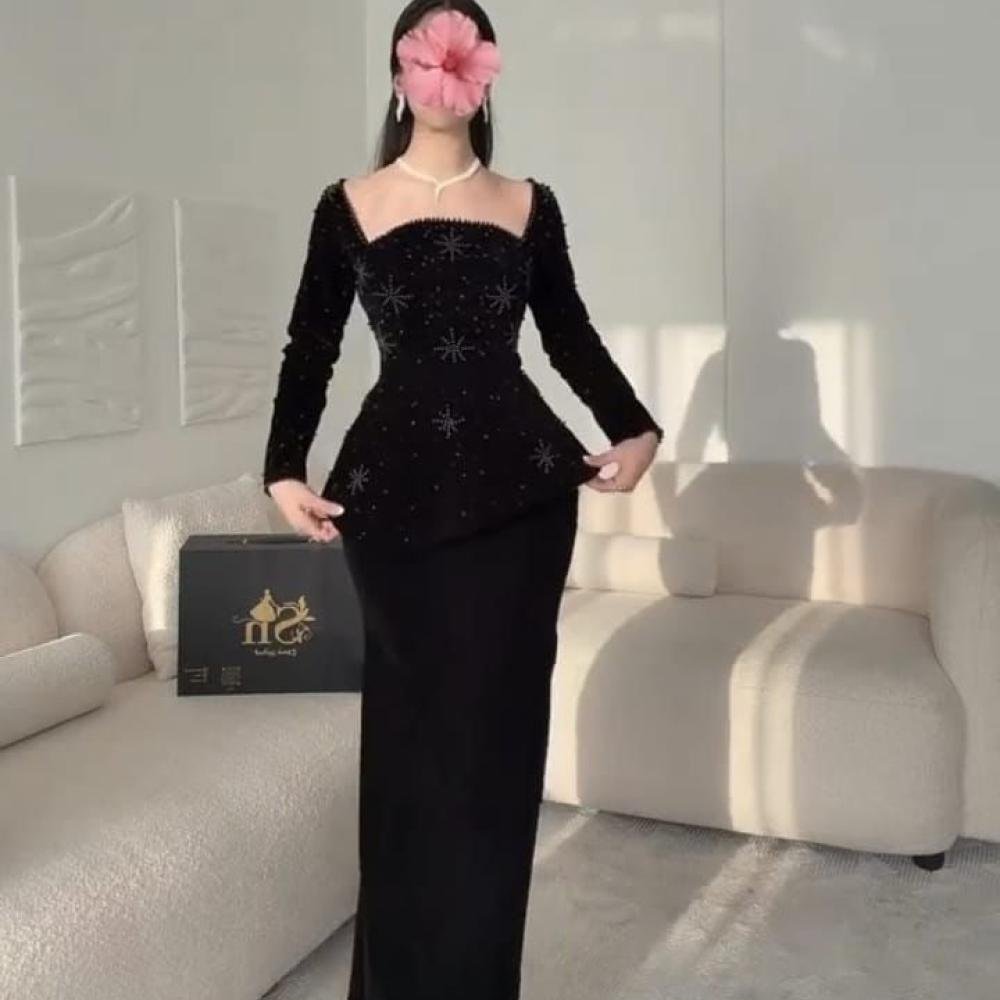 77fba27a-6a79-4802-ad90-f492d86be331-1000x1000-M12vxWvPirrBCrRApUSeVD5bgZ0rTtcJCUnG4dDD.jpg فستان جوخ بصدرية مطرزة - الصورة 1