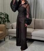 ⁦طقم سهرة أسود فاخر بتفاصيل شفافة وتطريز لامع⁩ - الصورة ⁦3⁩