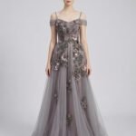 بانو فاخر فضي مطرز يدوي بتفاصيل ثلاثية