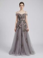 بانو فاخر فضي مطرز يدوي بتفاصيل ثلاثية