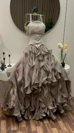 ⁦فستان سهرة فخم طبقات شيفون بتطريز يدوي وقصة كورسيه⁩ - الصورة ⁦2⁩