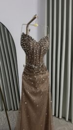 ⁦فستان سهرة وردي ملكي مطرز بالكريستال والشراريب الفاخرة⁩ - الصورة ⁦2⁩