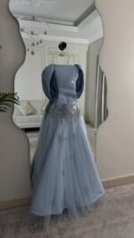 فستان ميكادو وتل مطرز وفصوص زوكون