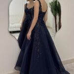 فستان سهرة أخضر ناعم بتصميم تول واسع وكورسيه مطرز