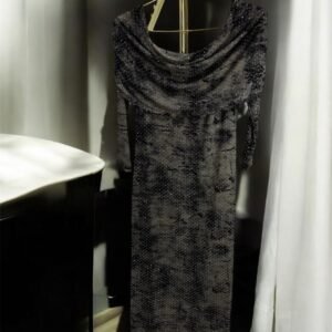 فستان جوخ بصدرية مطرزة