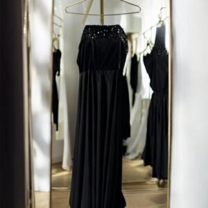 فستان جوخ بصدرية مطرزة