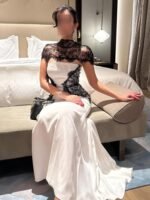 ⁦فستان سهرة أبيض ودانتيل أسود | فساتين كورسيه راقية⁩ - الصورة ⁦3⁩