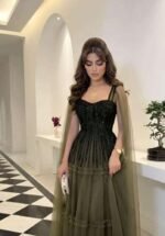 فستان سهرة أخضر بطبقات تول وتطريز