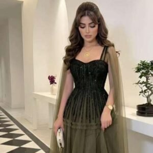 فستان سهرة أخضر بطبقات تول وتطريز