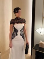 ⁦فستان سهرة أبيض ودانتيل أسود | فساتين كورسيه راقية⁩ - الصورة ⁦2⁩