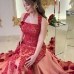 فستان خطوبة أحمر فخم | ورود 3D وذيل ملكي