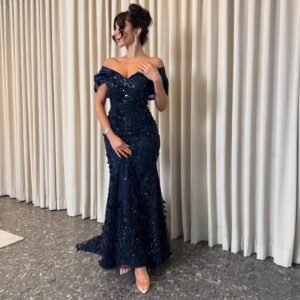 فستان سهرة كحلي لامع بقصة أوف شولدر أنيقة