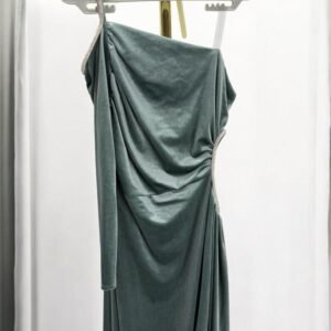 فستان جوخ بصدرية مطرزة