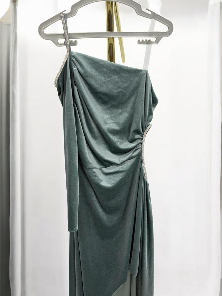 9135ea96-4672-4e53-a038-504f8f274ca7-750x1000-IbKnjaACl2qDL6J7pTDfvOPPWwCUn08yDek7KN7n.jpg فستان جوخ بصدرية مطرزة - الصورة 1