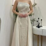 فستان سهرة أوف وايت فاخر بتطريز لؤلؤ وذيل تفتة