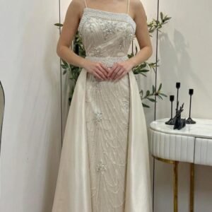 فستان سهرة أوف وايت فاخر بتطريز لؤلؤ وذيل تفتة