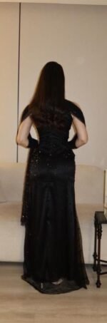 ⁦فستان سهرة أسود راقٍ بقصة هولتر وشال شيفون مطرز⁩ - الصورة ⁦3⁩