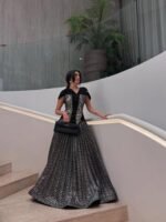 ⁦فستان سهرة فخم كورساج ذهبي مطرز وتنورة بليسيه فضية⁩ - الصورة ⁦2⁩