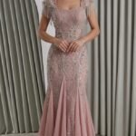 فستان سهرة وردي ملكي مرصع بالكريستال