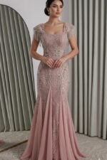 فستان سهرة وردي ملكي مرصع بالكريستال