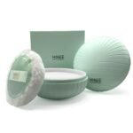 ⁦بودرة معطرة للجسم بزهرة الفريزيا من ميك اوفر22⁩ - الصورة ⁦3⁩