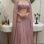 فستان سهرة وردي طويل كرنكر بتطريز وردي وأكمام شفافة