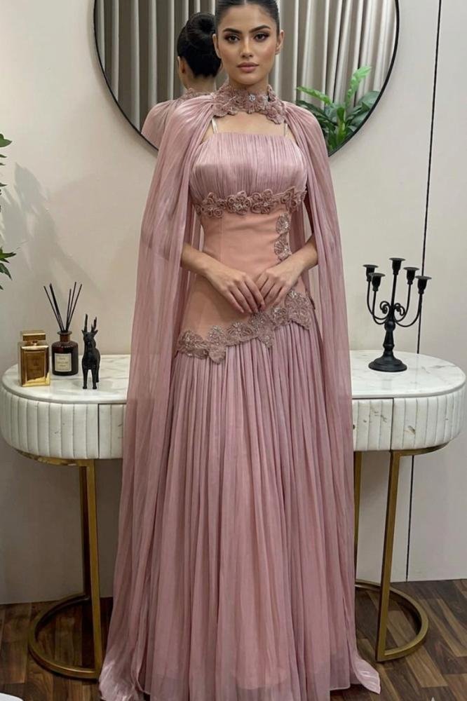 a39a6d96-8d0b-4d9a-86b5-12498d4ec478-666.66666666667x1000-xk0Enm0ZdmCSX7msDMuYAzljYbC9BRzrFri3XwZd.jpg فستان سهرة وردي طويل كرنكر بتطريز وردي وأكمام شفافة - الصورة 1