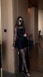 ⁦فستان سهرة أسود فاخر بقصة أنثوية جذابة وتفاصيل دانتيل⁩ - الصورة ⁦2⁩