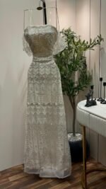 ⁦فستان سهرة "نيود" مرصع بالكامل بأحجار هندسية براقة وأكمام قصيرة⁩ - الصورة ⁦4⁩