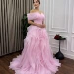 فستان سهرة وردي طويل فاخر بتفاصيل تول متموجة