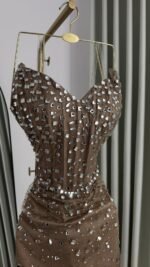 ⁦فستان سهرة وردي ملكي مطرز بالكريستال والشراريب الفاخرة⁩ - الصورة ⁦3⁩