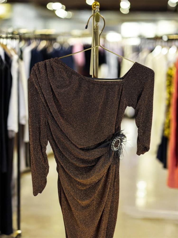 ba20900d-0c11-47db-8d38-e85564b1bfd3-750x1000-due8FRNfVQWyVwLeSVU5oOeaZBxEUp8ddOjyyN1w.jpg فستان جوخ بصدرية مطرزة - الصورة 1