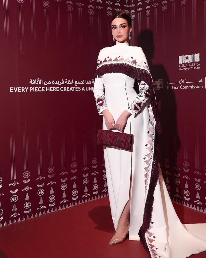 baa81c60-8901-48c7-826d-f15bf61cbb5e-800.59303187546x1000-MKSP5s6rsHxpzsGzlhsvk3J8TEvfPM28nMjqEhd5.jpg فستان باربي كريب - الصورة 1