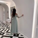 ⁦فستان سهرة "مينت" ناعم بأكمام مطرزة بالكريستال⁩ - الصورة ⁦4⁩